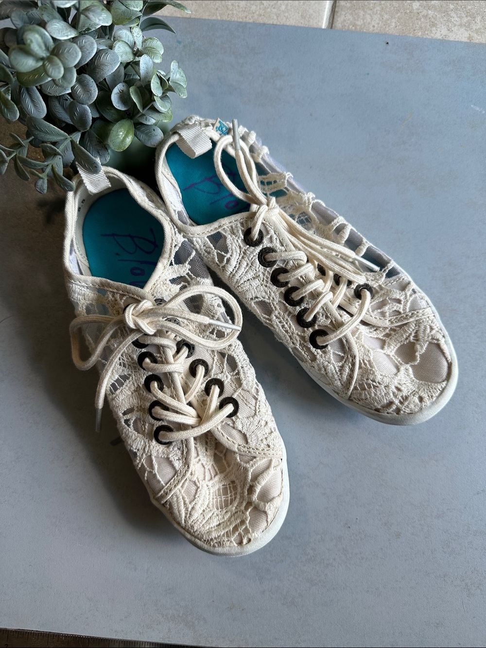 Blowfish Women’s Lace Casual Sneakers in Cream size 6.5